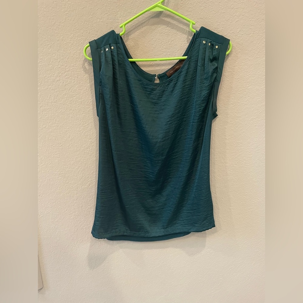 EUC The Limited Size Large emerald green dressy top. Short sleeves